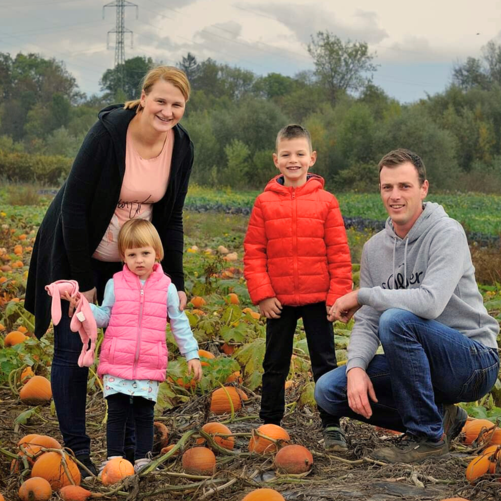 Katarina in Ivan s kmetije Kristan na svojem polju v Sneberjah.