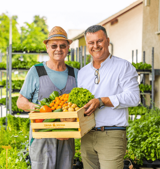 Aleš Avšič z zabojčkom eko zelenjave z Eko kmetije Avšič.