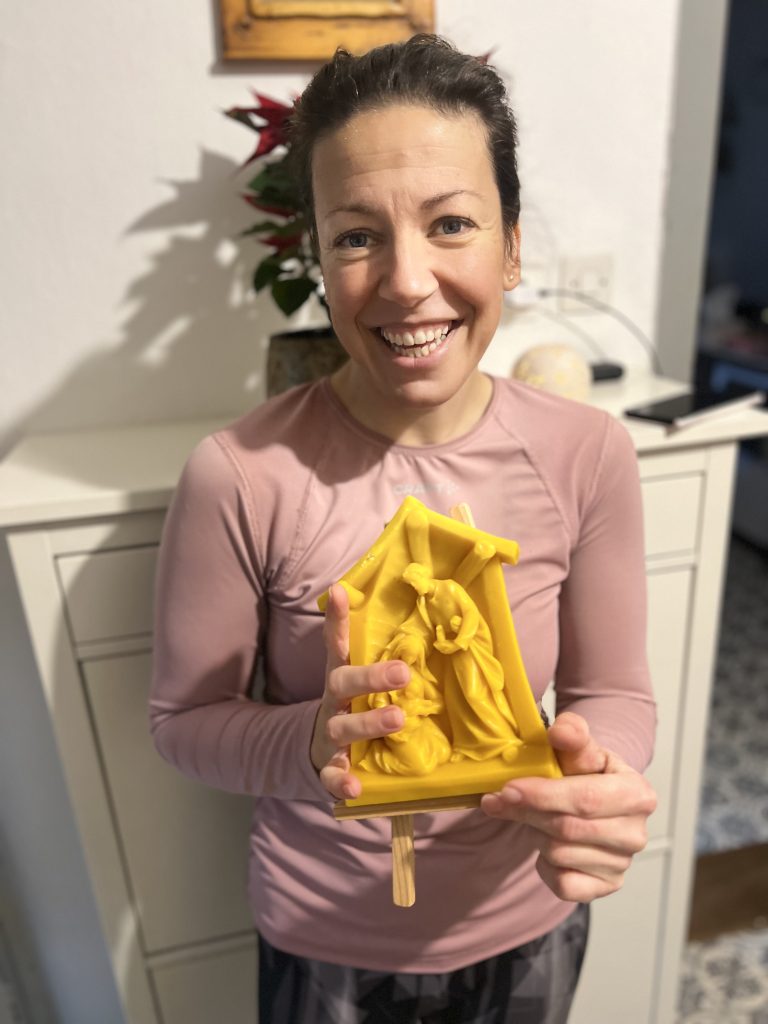 Čebelarka Urška Intihar z ročno izdelano figurico iz voska