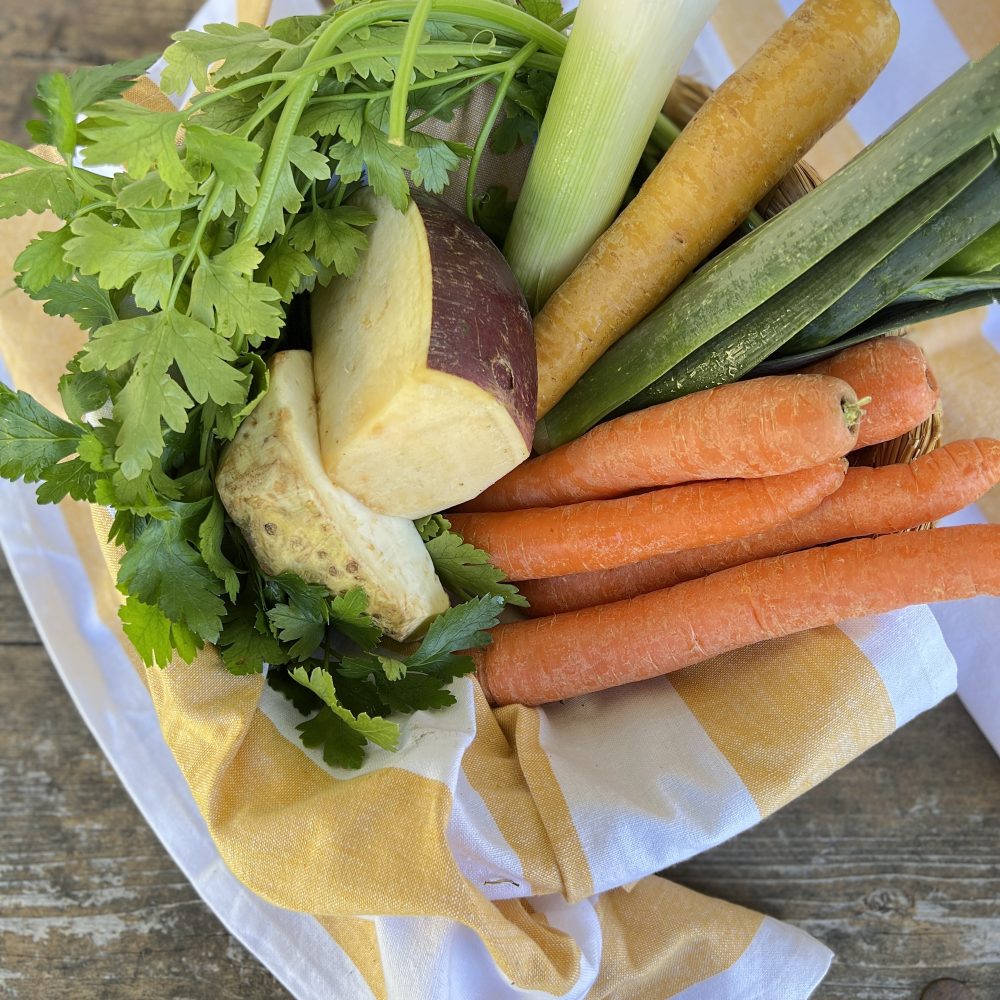 Pripravljen juha paket s Kmetije Kristan, vsebuje 6 kg sveže zelenjave, zadošča za 4-5 juh.