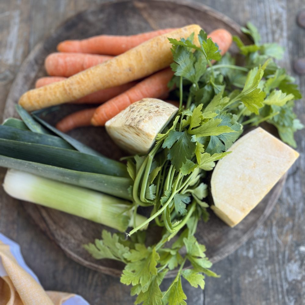 Gajbica zelenjave za pripravo domače vegete s Kmetije Kristan.