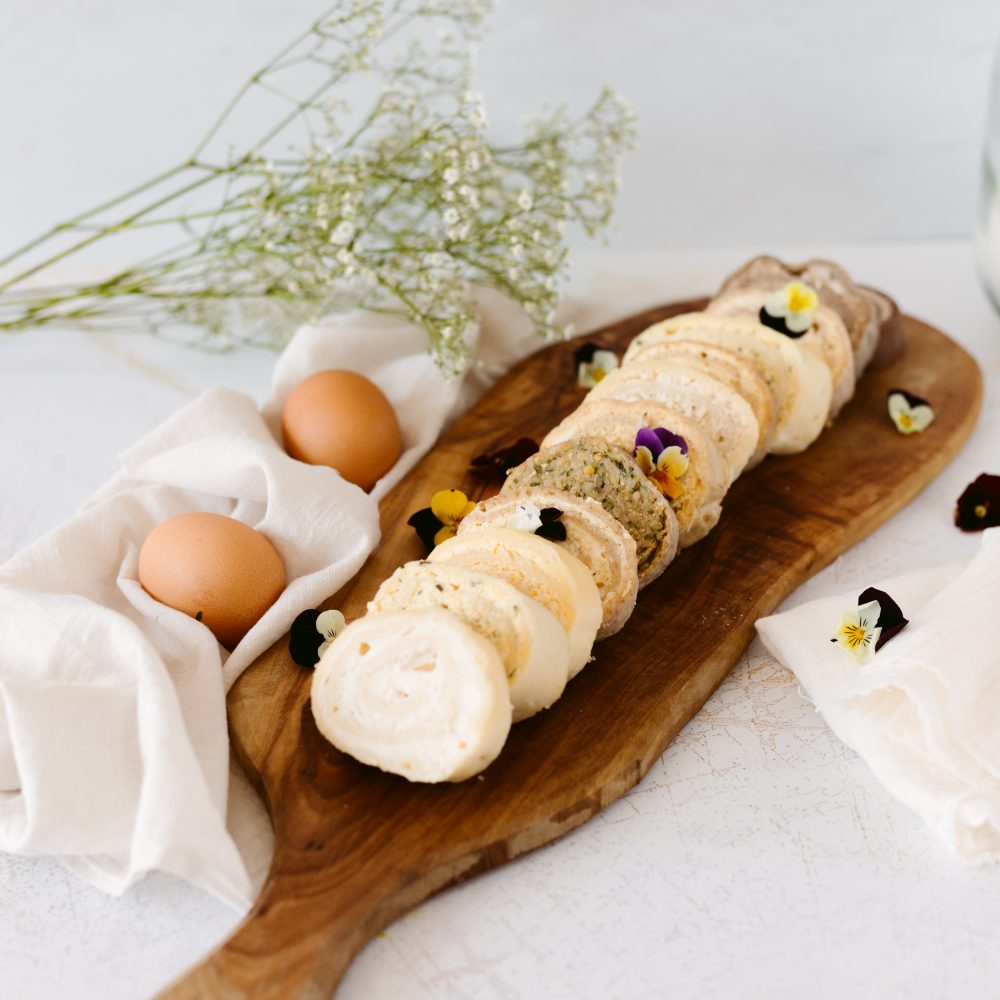 Paket mešanih slanih Anjinih domačih štrukljev (2-3 kos vsakega okusa): ajdovi štruklji z jurčki in s tartufi, pirini slani štruklji, klasični slani štruklji, drobnjakovi štruklji , špinačni štruklji, čebulni štruklji iz prosene in pirine moke, veganski štruklji s čičeriko in špinačo