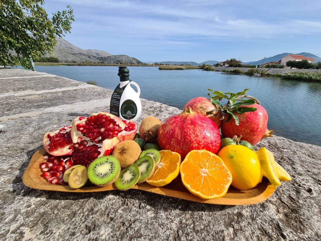 Naravna pridelava agrumov v rodovitni dolini reke Neretve na Hrvaškem.