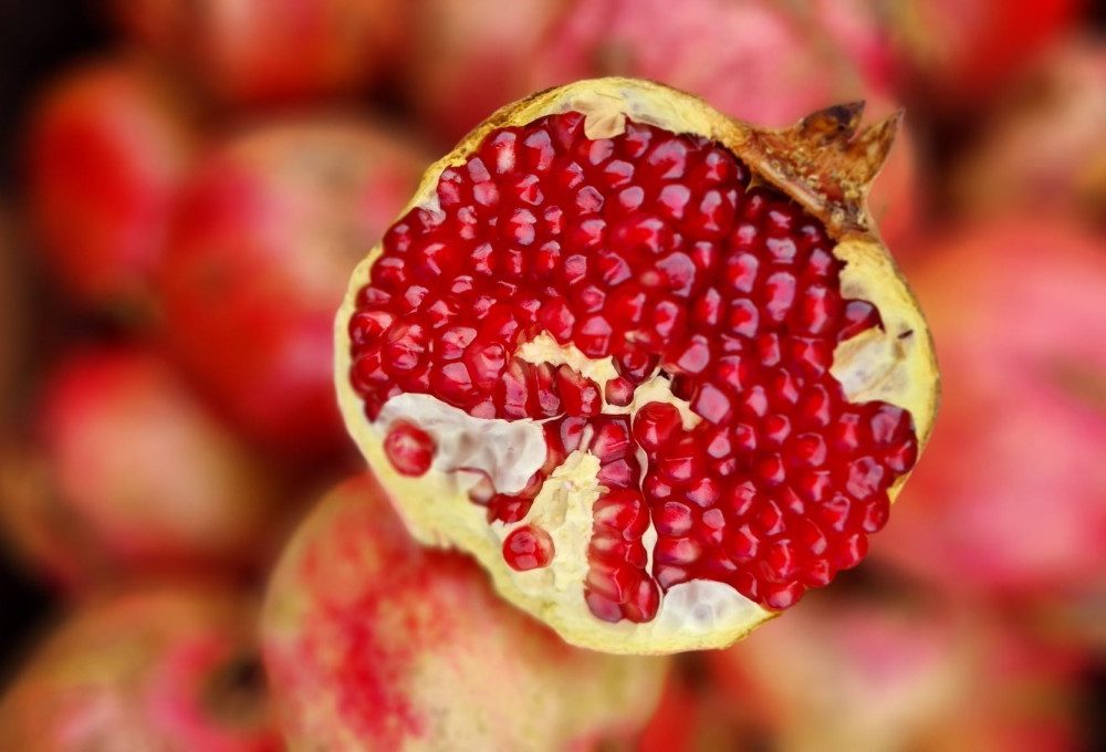 Zrela neretvanska granatna jabolka ročno obrana na kmetiji Šamić.