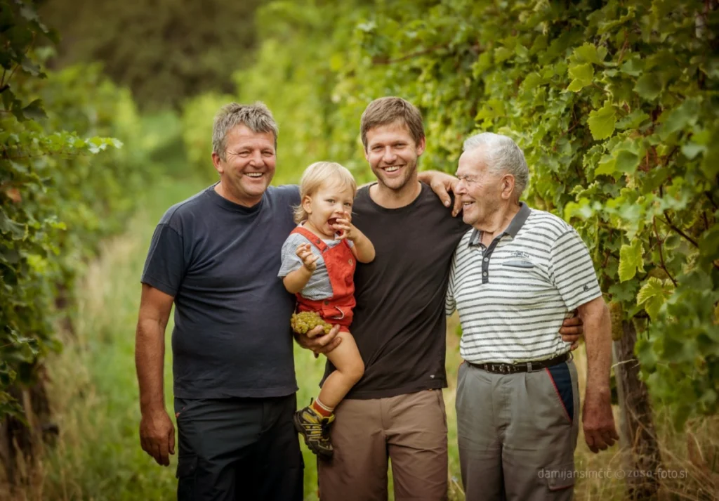 Matej z družino - Kmetija Drnovšček